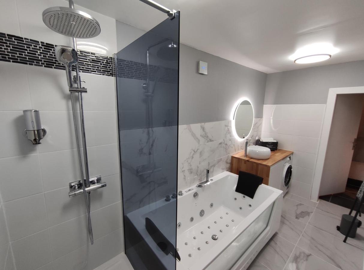 Groom - Jacuzzi & Champagne Apartment
