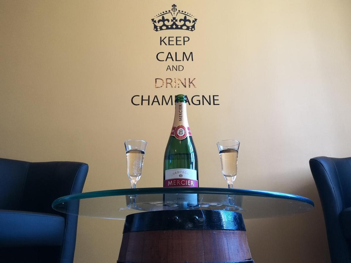 Groom - Jacuzzi & Champagne *