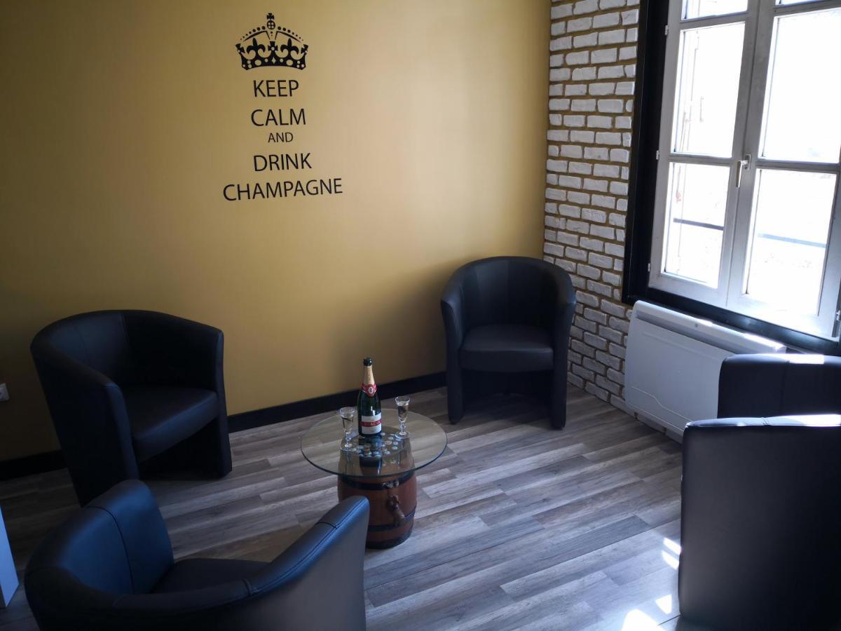 Groom - Jacuzzi & Champagne Apartment